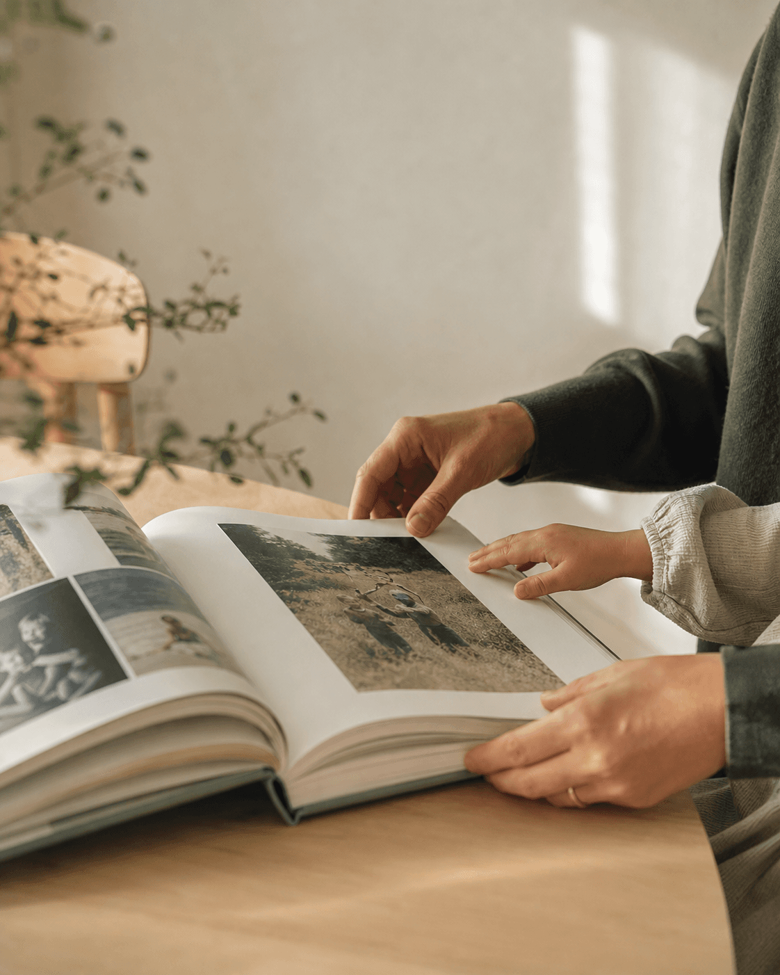 En vuxen och ett barn bläddrar tillsammans i ett fotoalbum